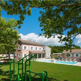 5 bedroom villa with pool near Pula, sleeps 10-12